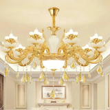 Goldener Kronleuchter mit Kristallbehang und dekorierten Armen