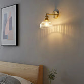Vintage-Wandleuchte mit klarem Glasschirm und warmweißer Lichtfarbe