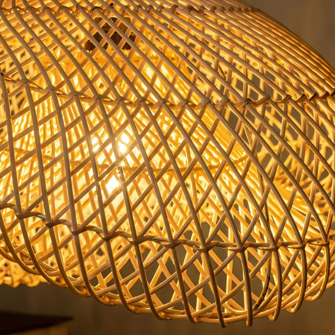Detailansicht des handgeflochtenen Rattan-Lampenschirms