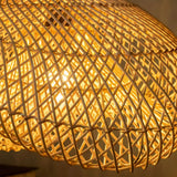 Detailansicht des handgeflochtenen Rattan-Lampenschirms