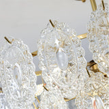Geriffelte Glaselemente des Kristallglas-Kronleuchters im Detail