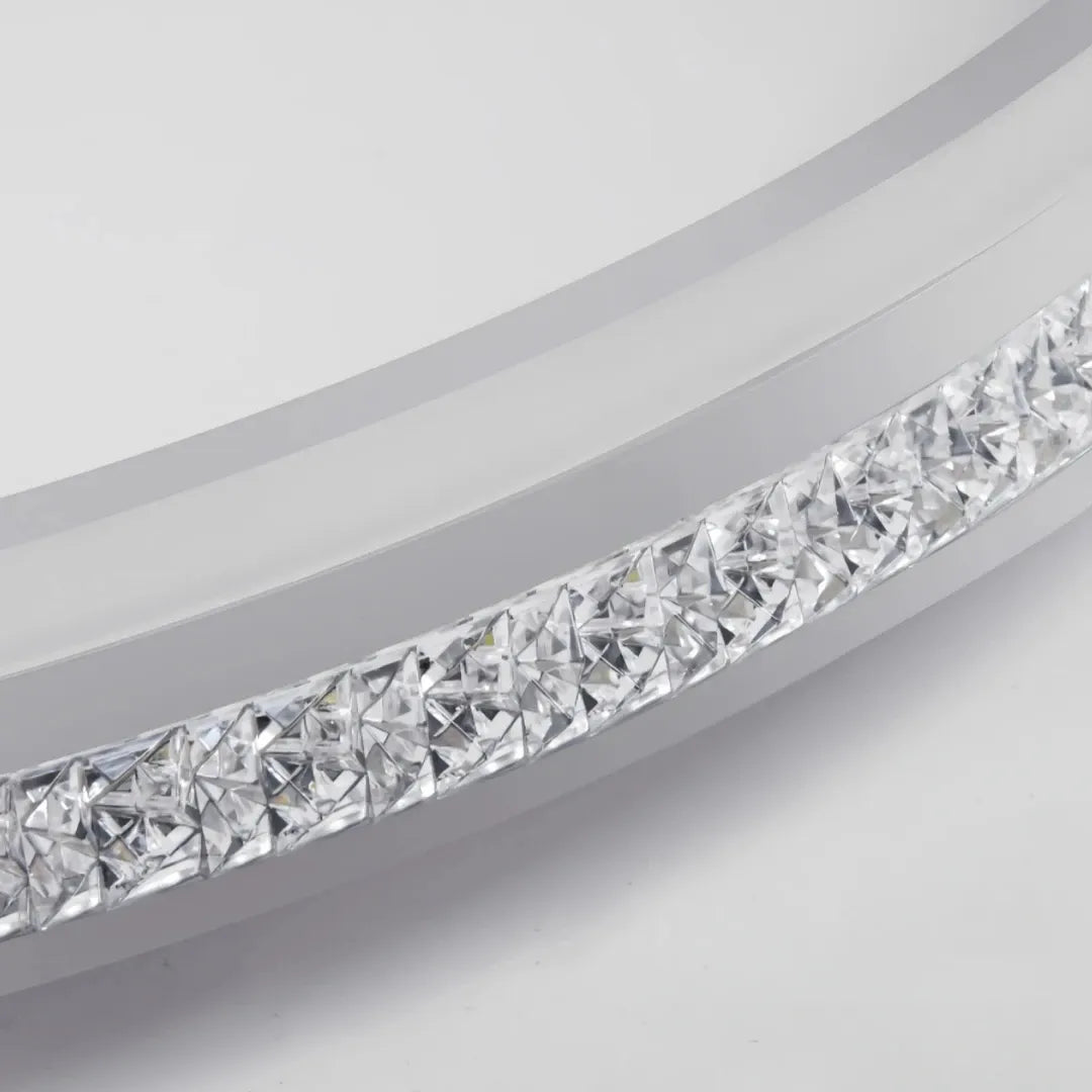 Moderne LED-Ring-Deckenleuchte in Silber aus schräger Perspektive