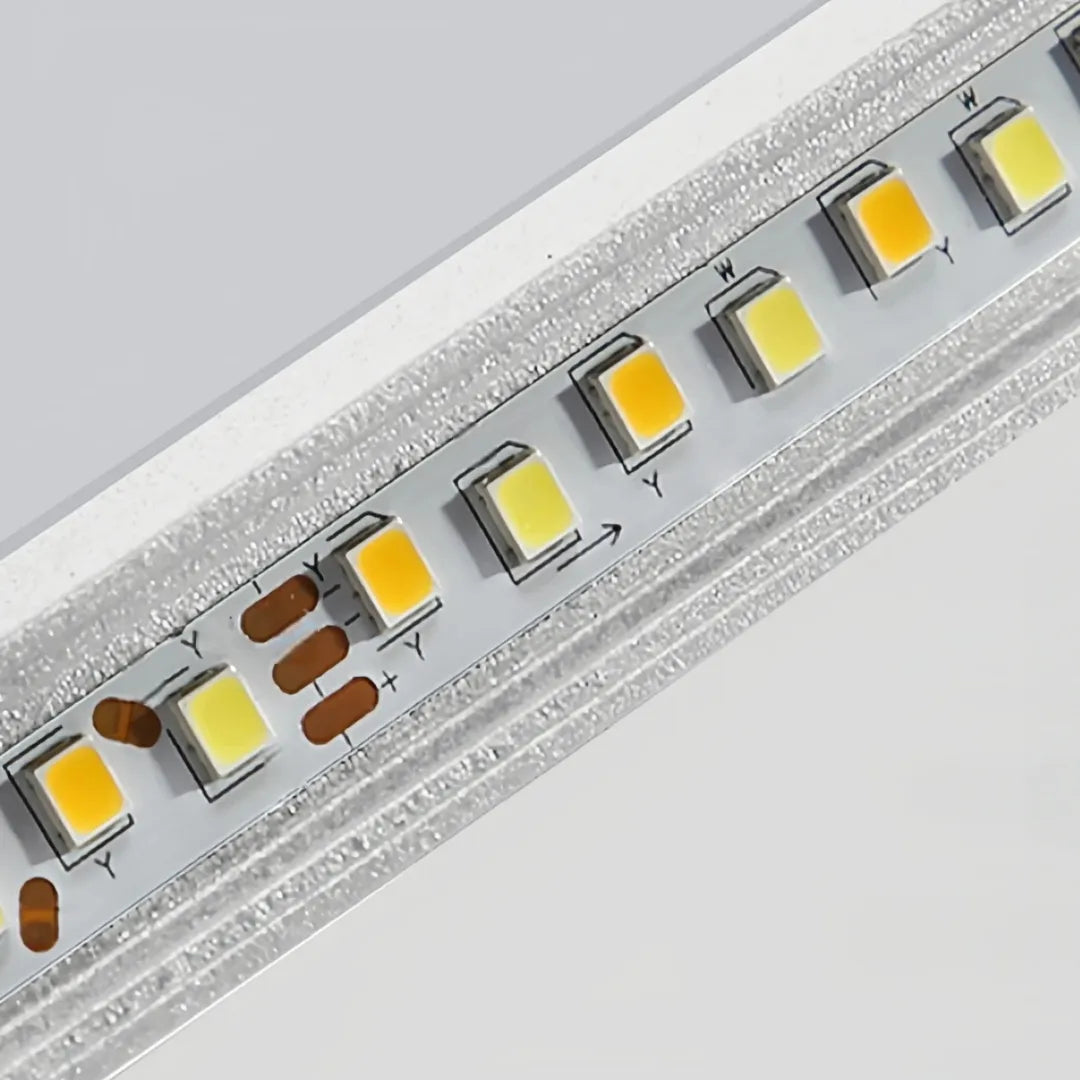 Detailaufnahme der Kristalloptik einer silbernen LED-Deckenleuchte