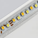 Detailaufnahme der Kristalloptik einer silbernen LED-Deckenleuchte