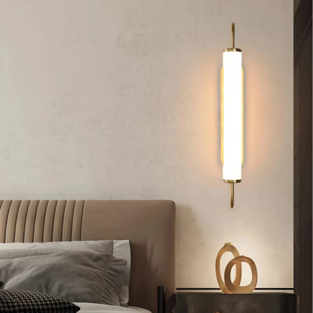 Goldene LED-Wandleuchte im Wohnzimmer als dekorative Wandbeleuchtung