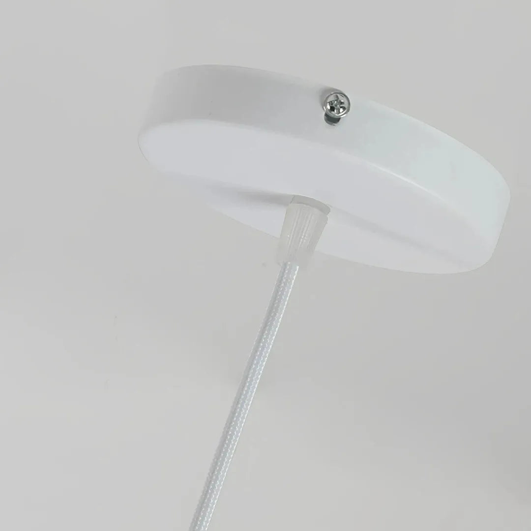 Detailansicht der weißen Oberfläche aus Metall und Harz