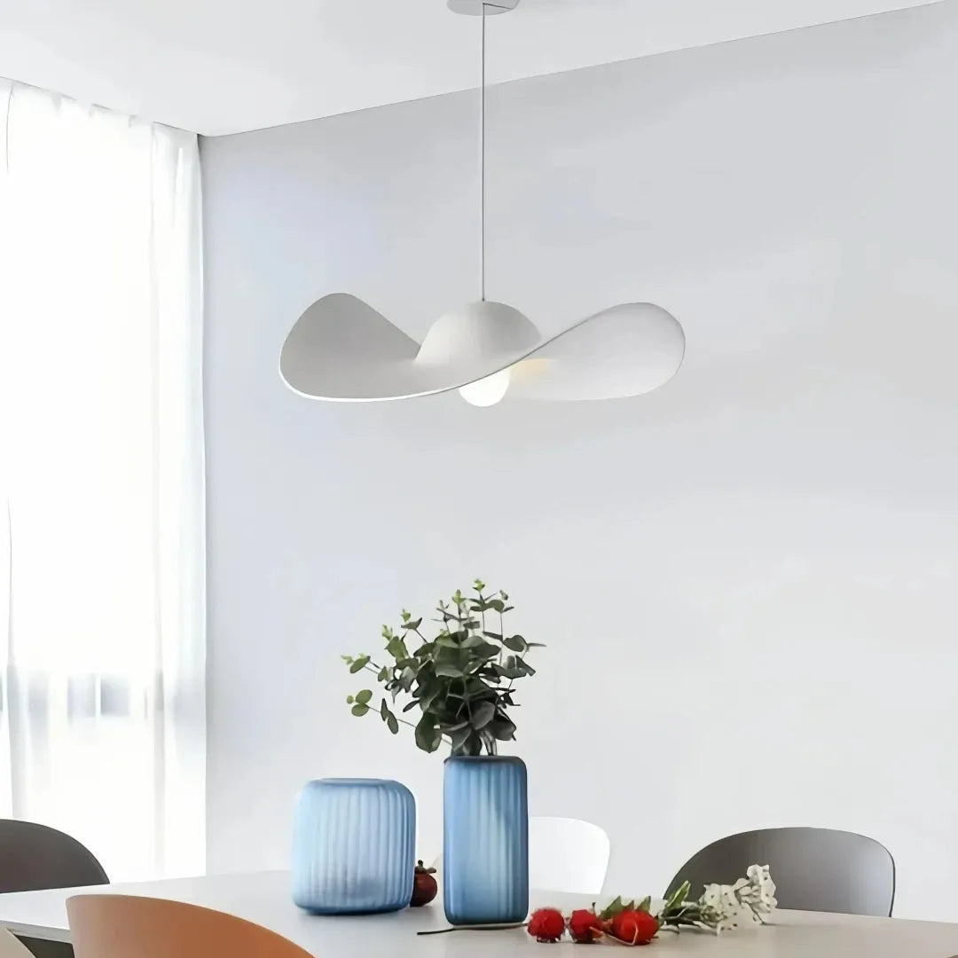 Weiße Hut-Pendelleuchte für das Esszimmer, Frontansicht