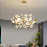 Ginkgo-Kronleuchter in Weiß und Gold, beleuchtet im Wohnzimmer
