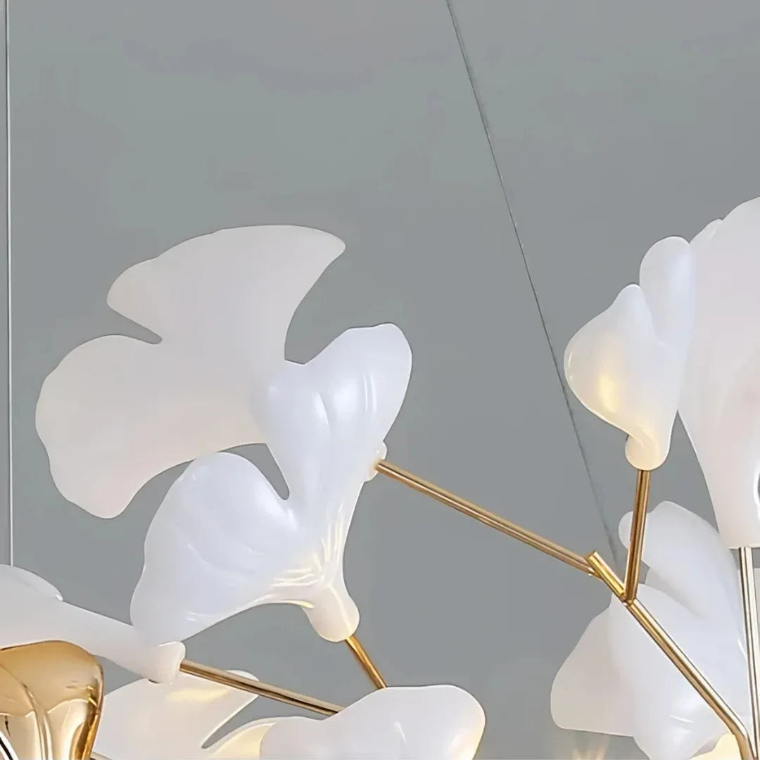 Detailansicht der weißen Ginkgo-Blätter am goldfarbenen Kronleuchter