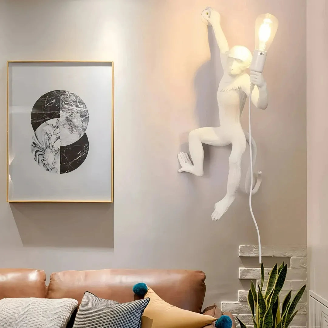 Affen-Wandleuchte in einem Wohnbereich an der Wand montiert