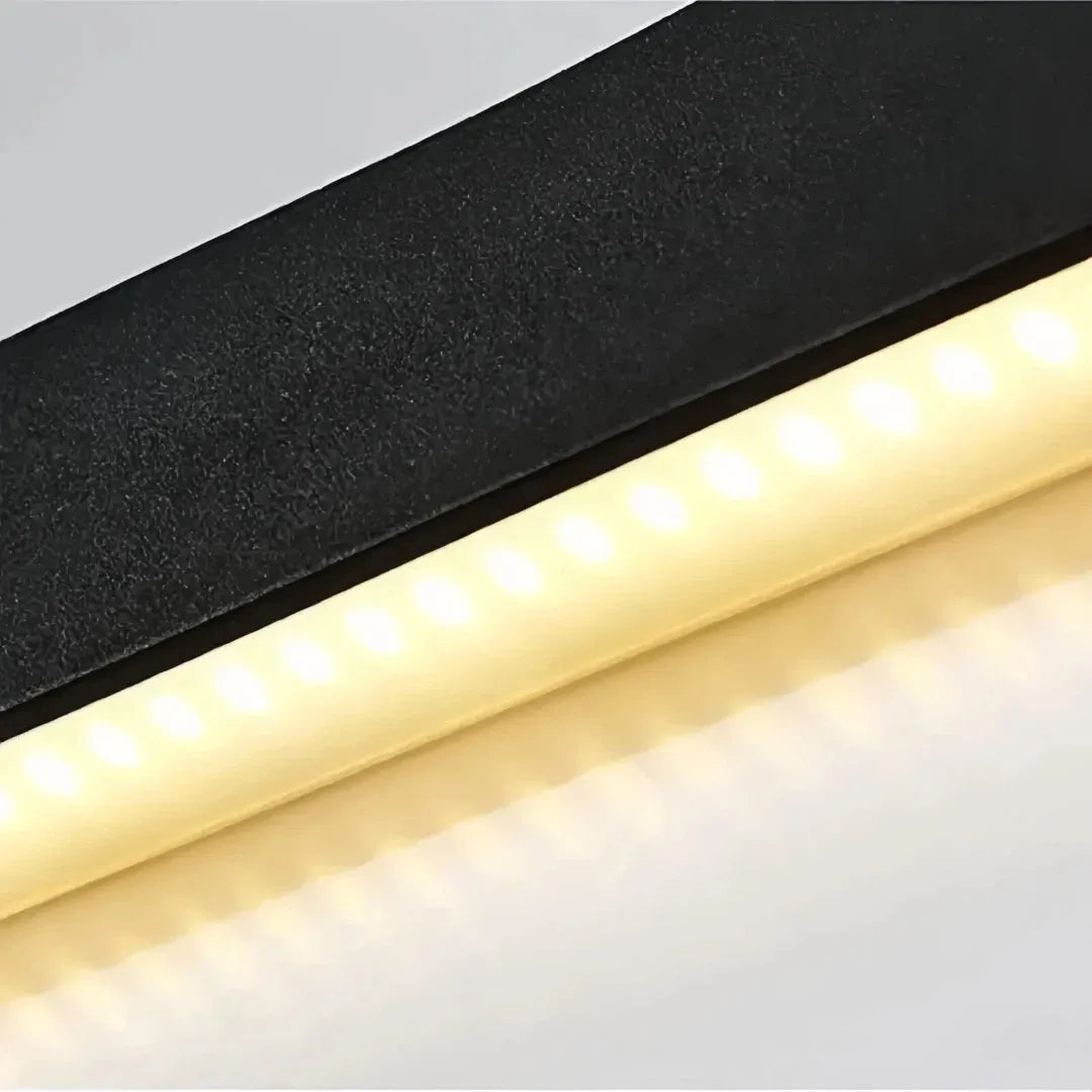 Lange LED-Wandleuchte über einem Sideboard im Wohnzimmer