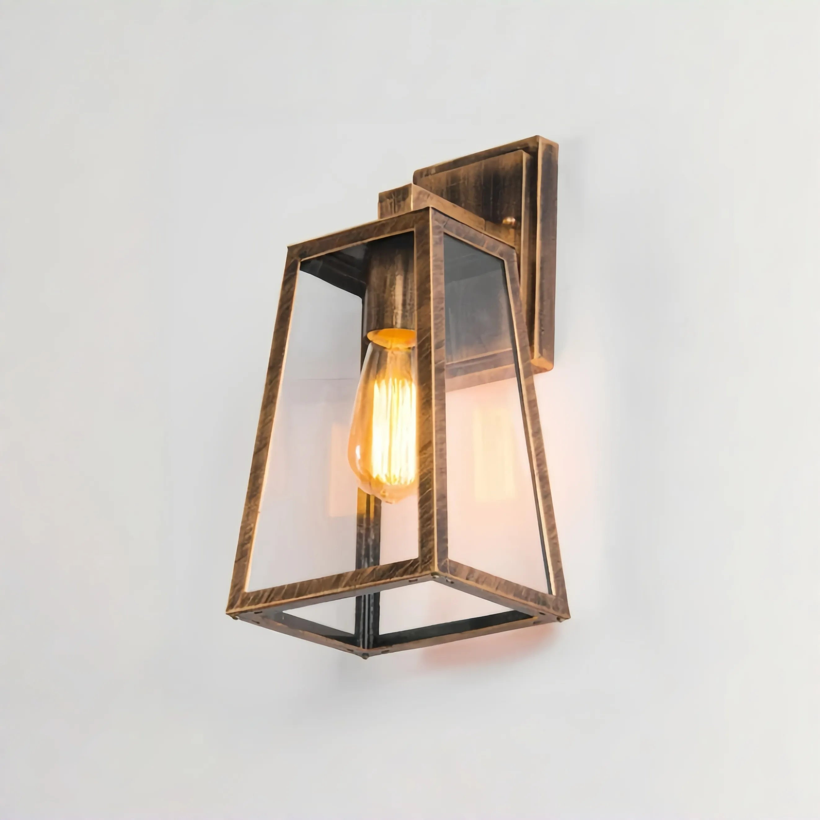 Außenwandleuchte in Antikbronze mit Glasschirm und E27-Fassung