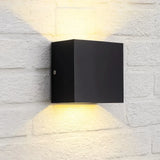 Schwarze Up-&-Down-LED-Außenwandleuchte an einer Hausfassade