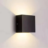 Schwarze Up-&-Down-LED-Außenwandleuchte an einer Hausfassade