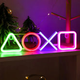 LED-Neonlampe neben einem Gaming-Schreibtisch