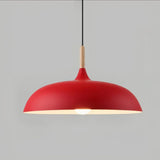 Pendelleuchte mit lackiertem Metallschirm und Holzdetail