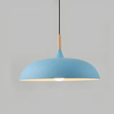 Pendelleuchte mit lackiertem Metallschirm und Holzdetail