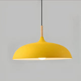 Pendelleuchte in Gelb mit natürlichem Holzdetail