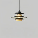 Schwarze UFO-Pendelleuchte mit Holzoptik über dem Esstisch