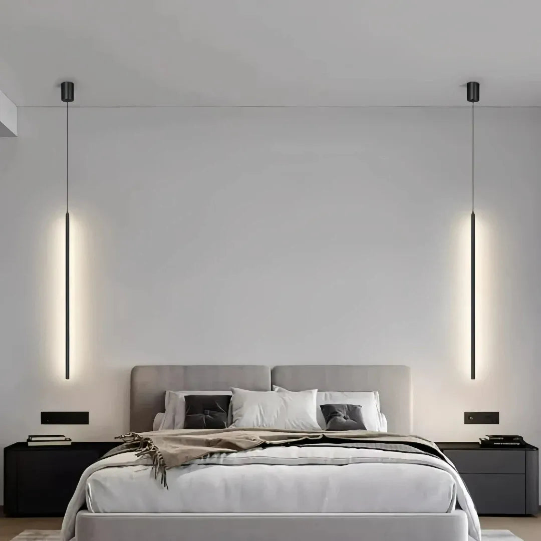 Schwarze höhenverstellbare LED Pendelleuchte über dem Esstisch