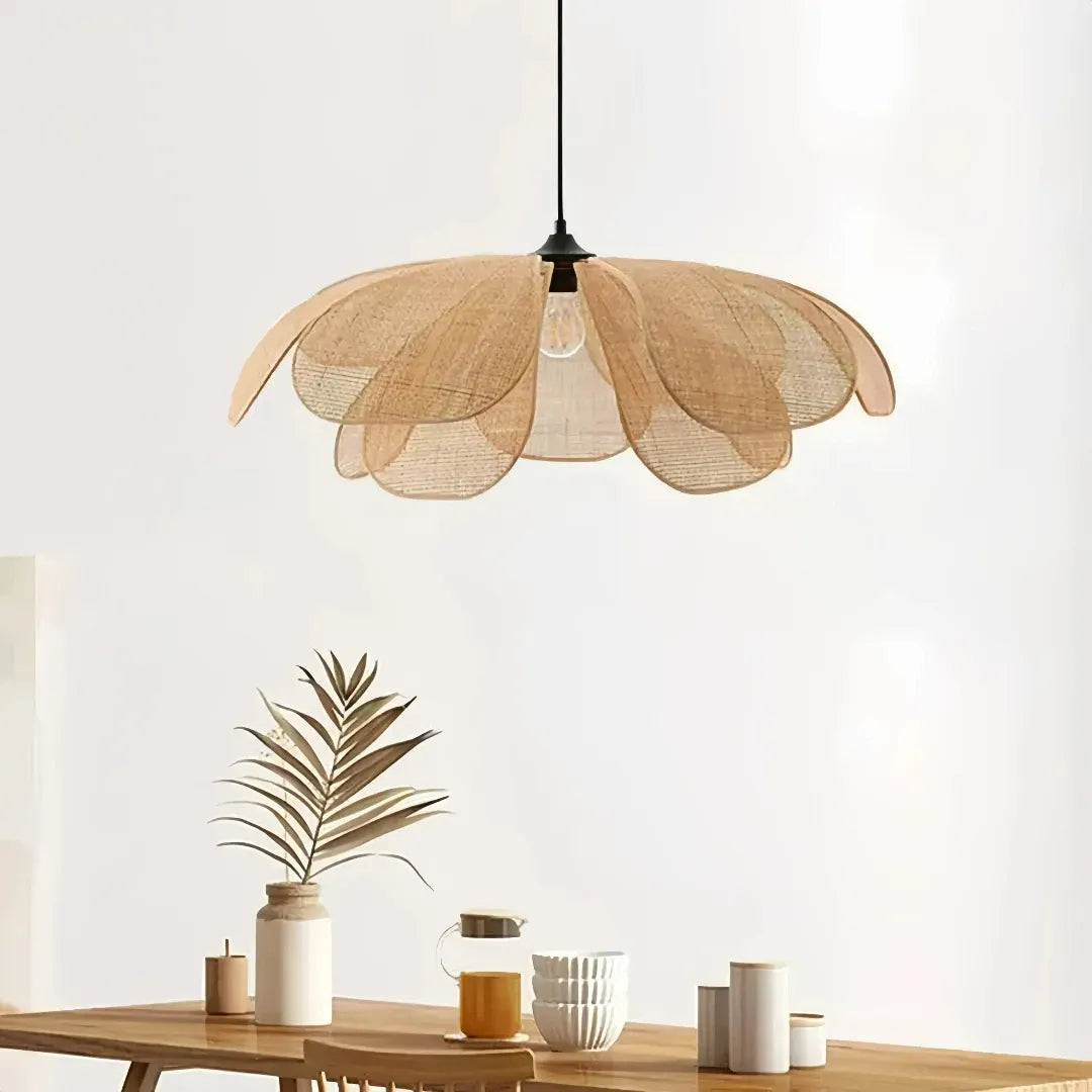 . Skandinavische Rattan Pendelleuchte in Blumenform für Esszimmer