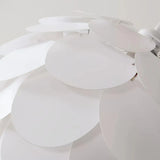 Detail des weißen Lampenschirms im Tannenzapfen-Design