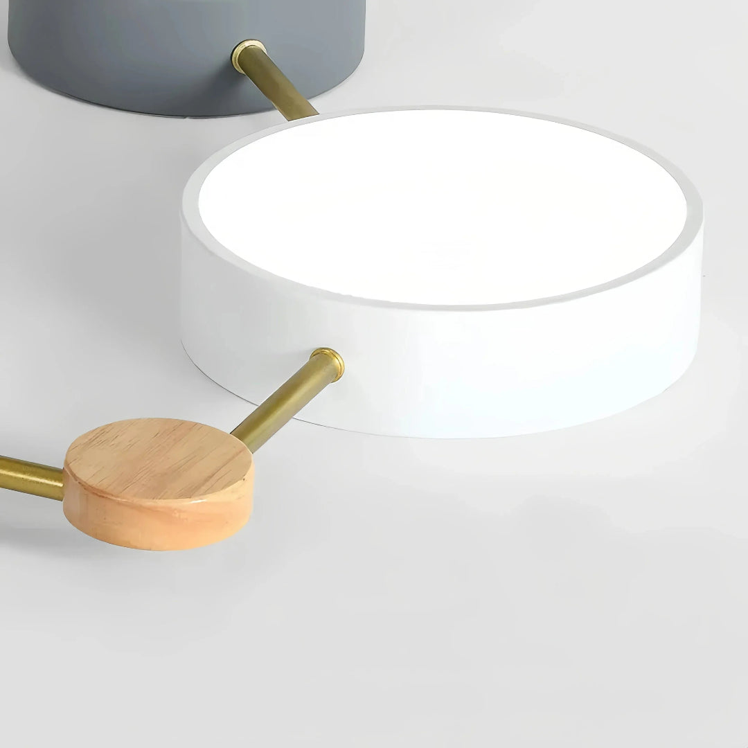 Detail der lackierten Metallfassung und des dekorativen Holzelements