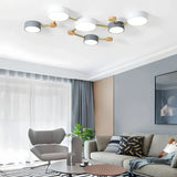 Flache LED-Deckenleuchte im modernen Wohnzimmer