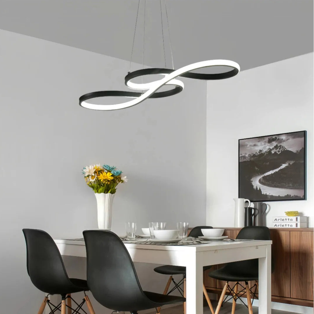 Schwarze LED-Pendelleuchte im Musiknoten-Design über einem Esstisch