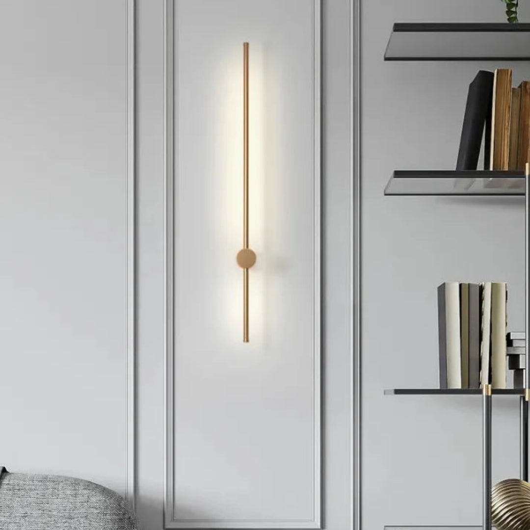 Lange lineare LED-Wandleuchte an einer hohen Innenwand