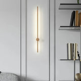 Lange lineare LED-Wandleuchte an einer hohen Innenwand