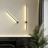 Lineare LED-Wandleuchte in Schwarz im modernen Innenraum