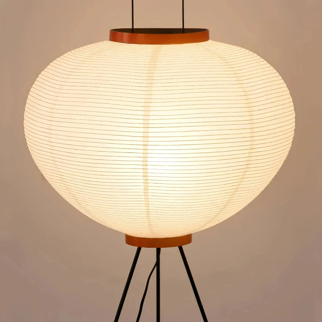 Papier-Stehlampe neben Sofa im Japandi-Wohnzimmer