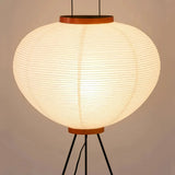 Papier-Stehlampe neben Sofa im Japandi-Wohnzimmer