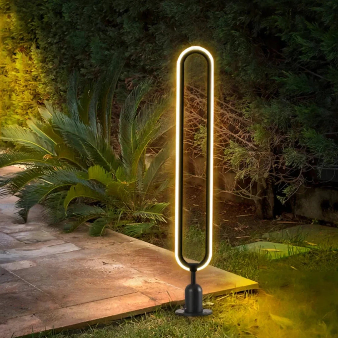 LED-Gartenleuchte in Schwarz mit Erdspieß für Beet und Rasen