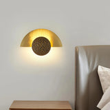 Goldene LED Wandleuchte im Halbmond-Design für Schlafzimmer