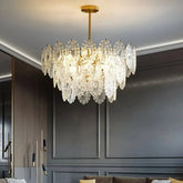 Kristallglas-Kronleuchter im Wohnzimmer