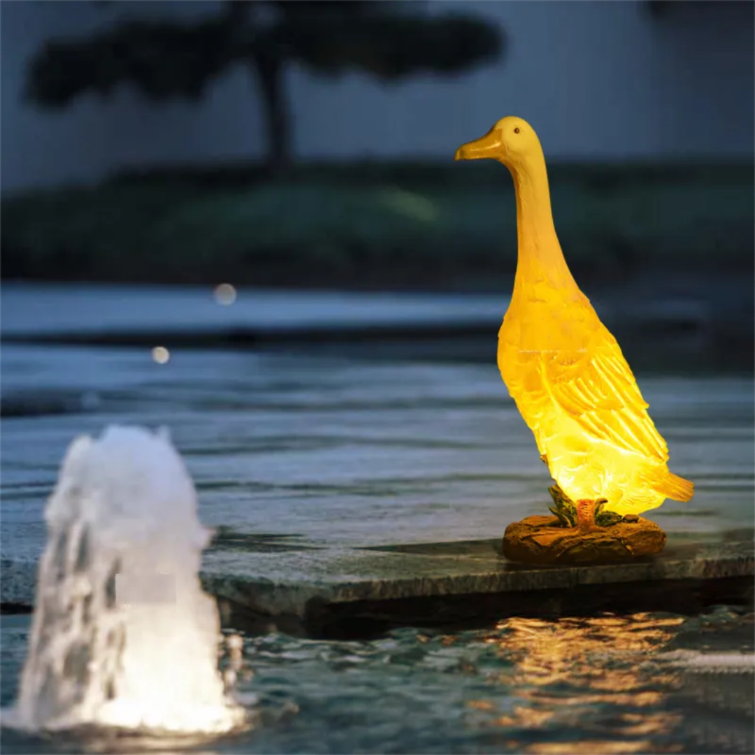 Entenförmige Gartenleuchte mit eingeschalteter LED-Beleuchtung