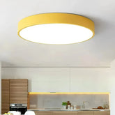 Runde LED-Deckenleuchte in Pastellgelb, flache Bauform