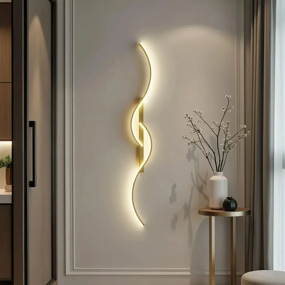 Geschwungene LED-Wandleuchte, dimmbar, modern