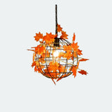 Orangefarbene Pendelleuchte mit Kunstblättern und Metallrahmen