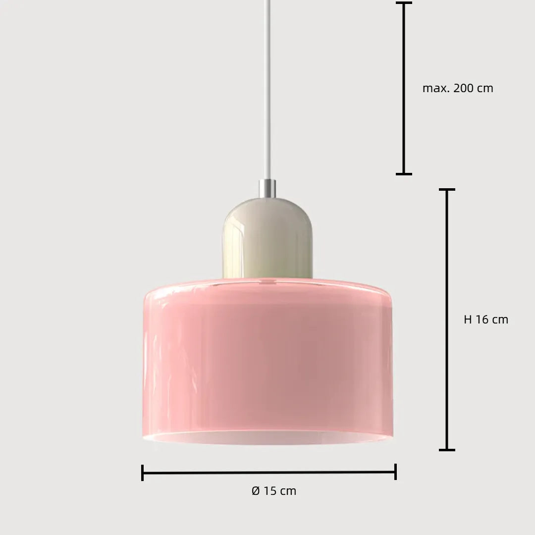 Pendelleuchte aus rosa Glas im Bauhaus-Stil über dem Esstisch