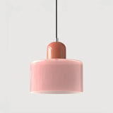 Pendelleuchte aus rosa Glas im Bauhaus-Stil über dem Esstisch