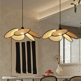 Japanische Pendelleuchte aus Rattan in Blütenform für das Esszimmer