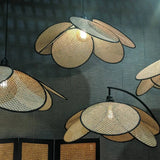 Japanische Pendelleuchte aus Rattan in Blütenform für das Esszimmer
