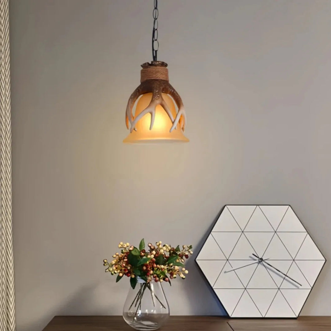 Geweih-Pendelleuchte mit Glasschirm im Landhausstil