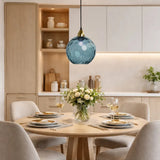 LED-Pendelleuchte mit bunter Glaskugel modern fürs Esszimmer