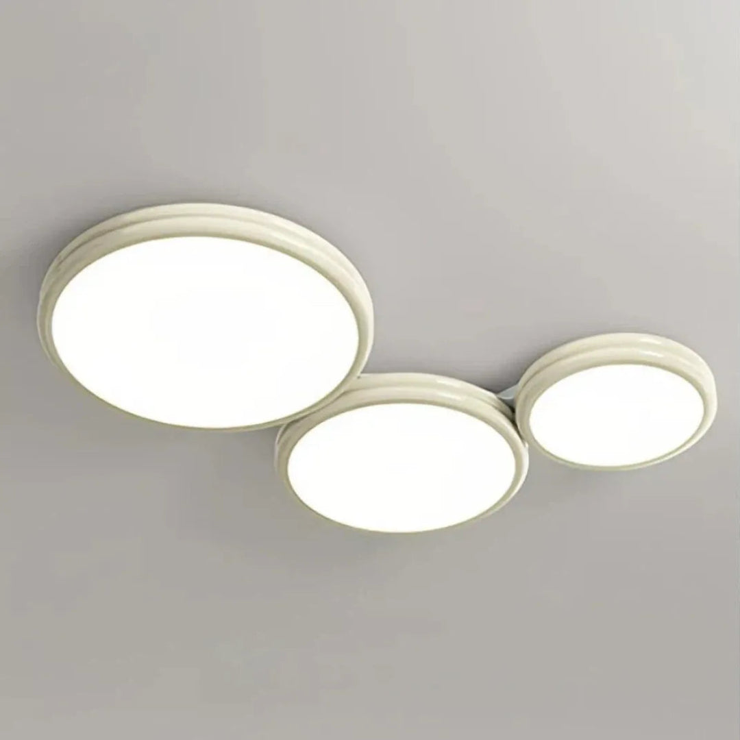 Weiße LED-Deckenleuchte mit drei überlappenden Ringen im Wohnzimmer