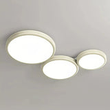 Weiße LED-Deckenleuchte mit drei überlappenden Ringen im Wohnzimmer