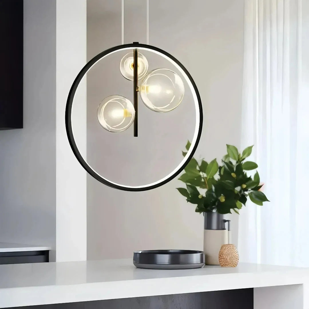 Moderne Glas-Pendelleuchte mit mehreren runden Kugelschirmen